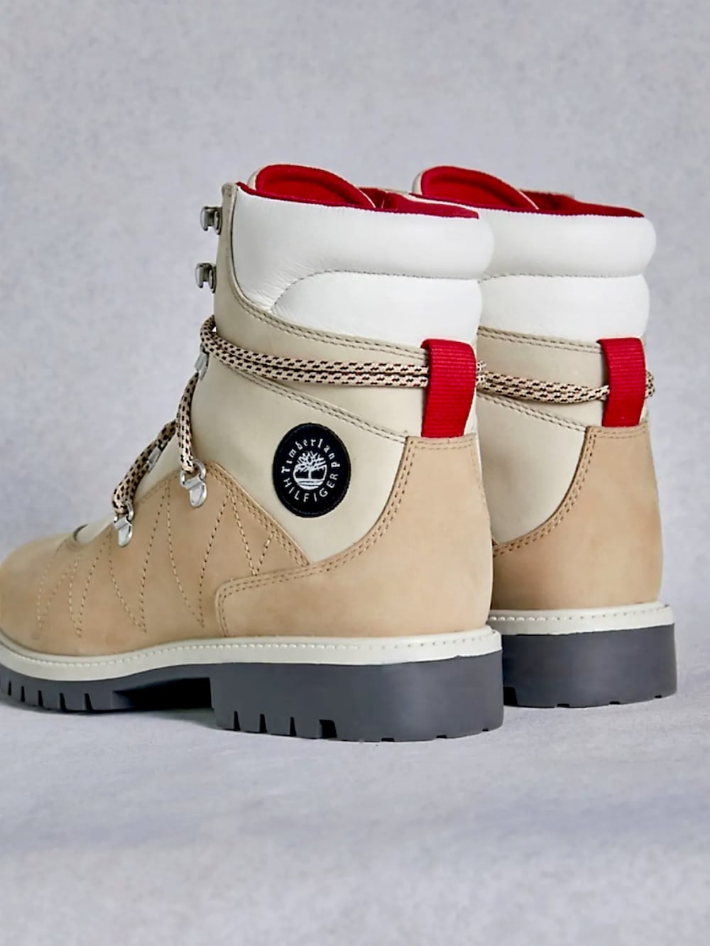 ホワイト系のブーツを着用したメンズの冬コーディネートの3枚目の写真