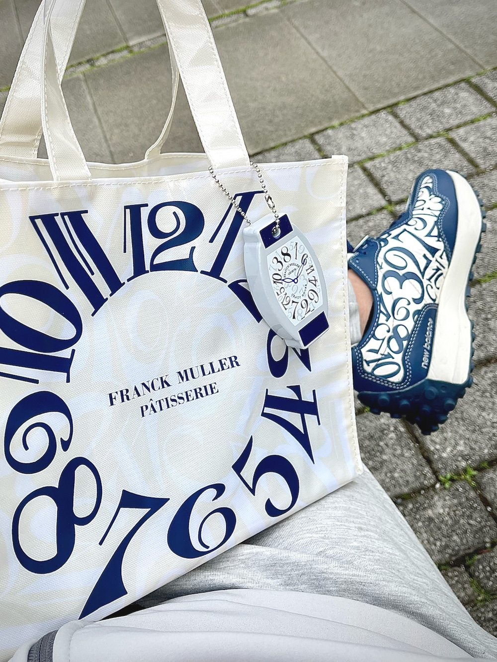 ブルー系のスニーカー、ホワイト系の腕時計を着用したメンズの秋コーディネートの2枚目の写真