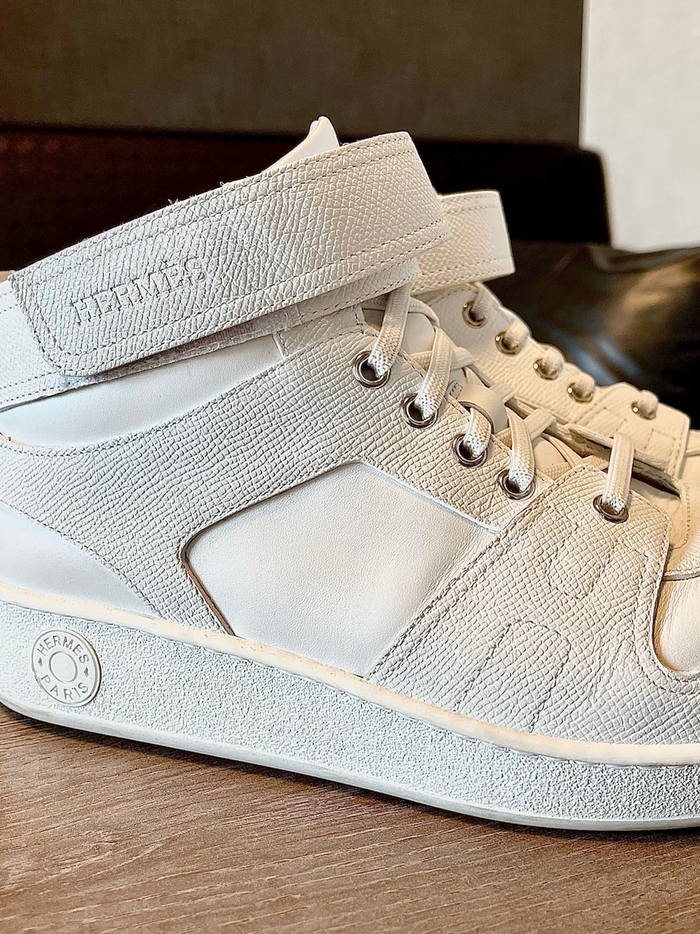 ホワイト系のスニーカーを着用したメンズの冬コーディネートの3枚目の写真