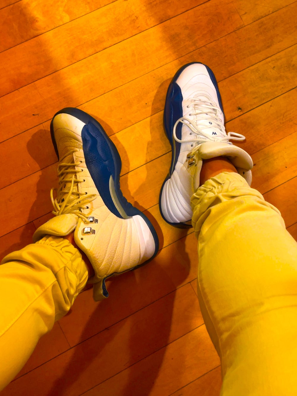 ブルー系のスニーカー、ベージュ系のスウェットパンツを着用したメンズの冬コーディネートの3枚目の写真