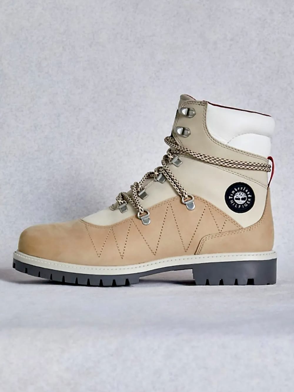 ホワイト系のブーツを着用したメンズの冬コーディネートの5枚目の写真