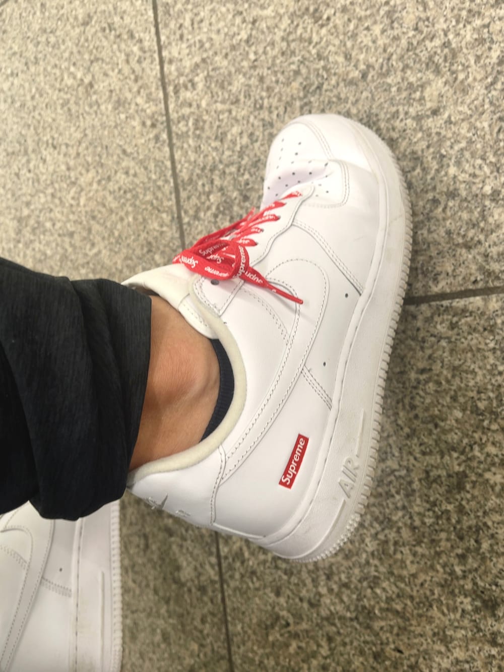 ホワイト系のスニーカー、ホワイト系のスニーカー、レッド系のスウェットパンツを着用したメンズの秋コーディネートの2枚目の写真