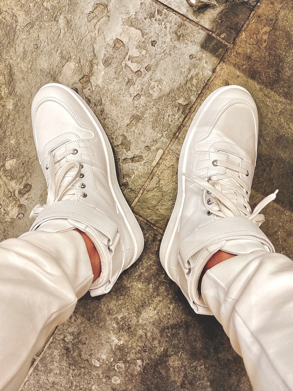 ホワイト系のスウェットパンツ、ホワイト系のスニーカーを着用したメンズの秋コーディネートの2枚目の写真