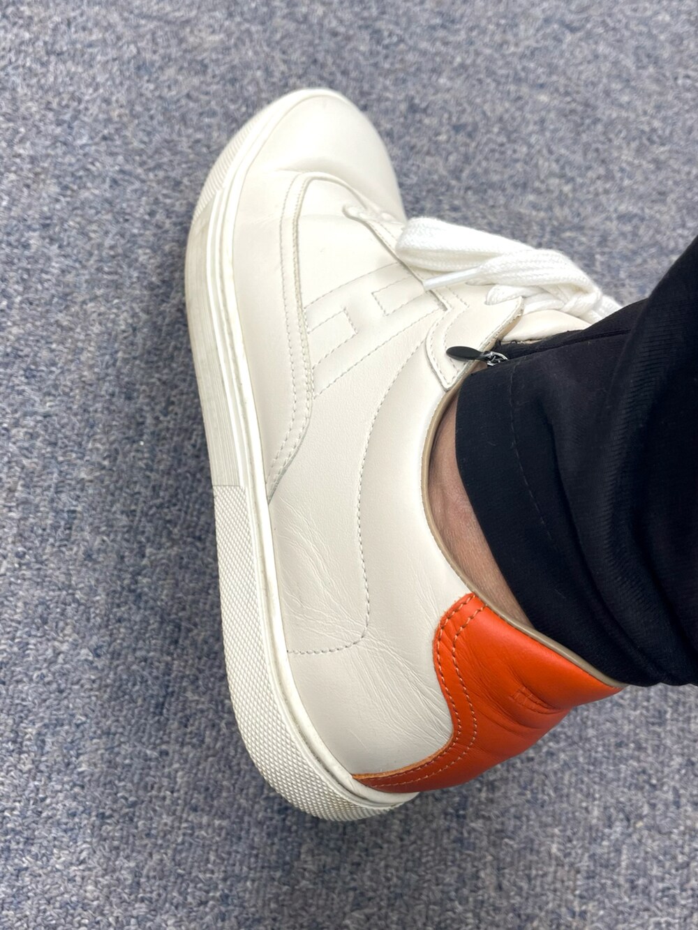 ブラック系のパンツ、ホワイト系のスニーカーを着用したメンズの秋コーディネートの2枚目の写真