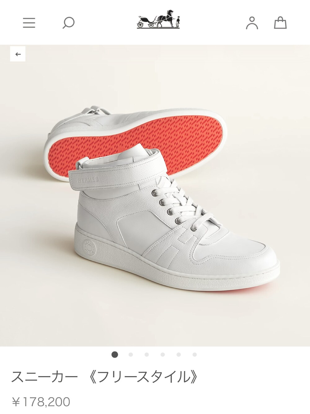 ホワイト系のスウェットパンツ、ホワイト系のスニーカーを着用したメンズの秋コーディネートの3枚目の写真