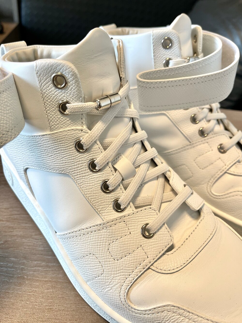 ホワイト系のスニーカーを着用したメンズの冬コーディネートの2枚目の写真