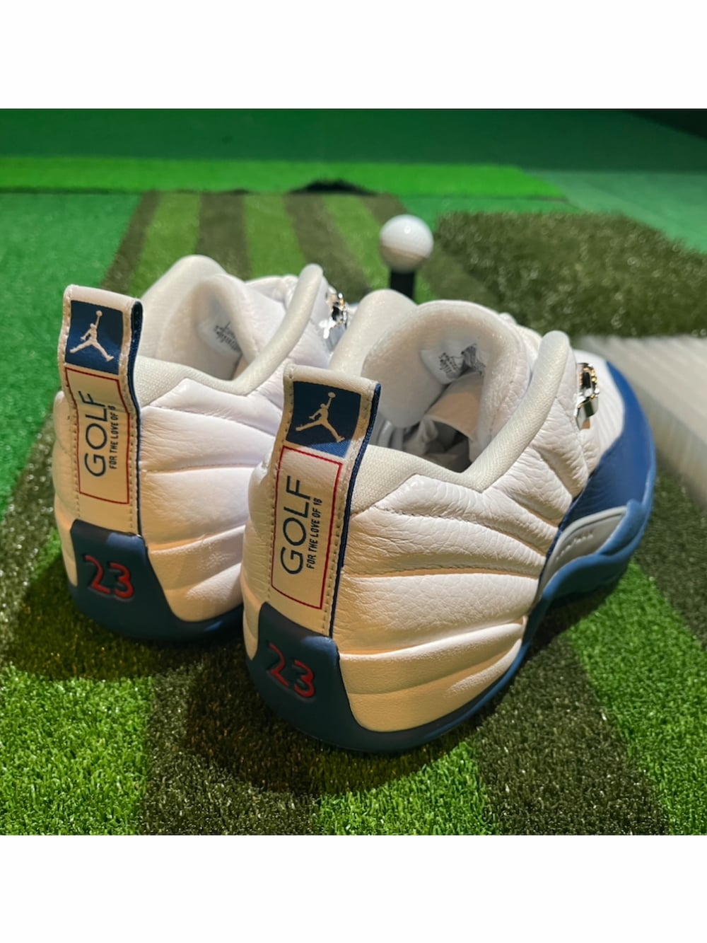 ブルー系のその他シューズを着用したメンズの秋コーディネートの2枚目の写真