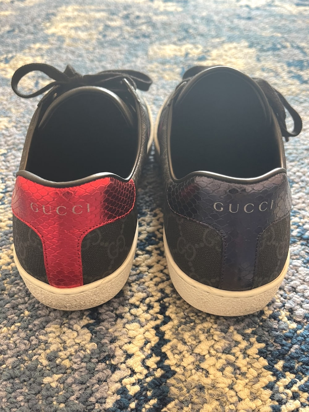 ブラック系のスニーカーを着用したメンズの秋コーディネートの2枚目の写真