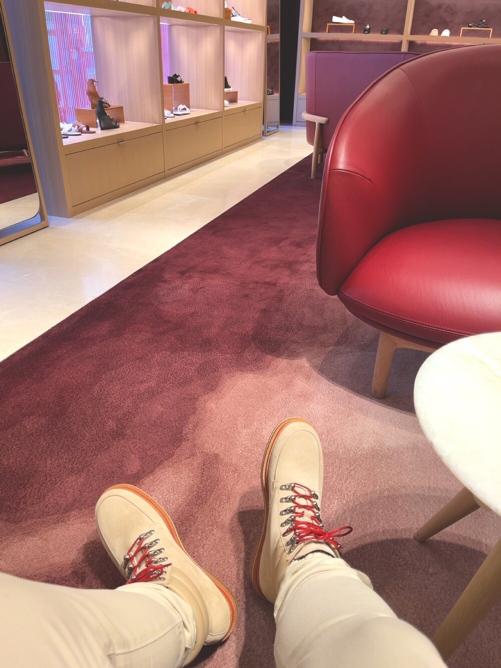 ベージュ系のブーツ、ベージュ系のスウェットパンツを着用したメンズの秋コーディネートの2枚目の写真