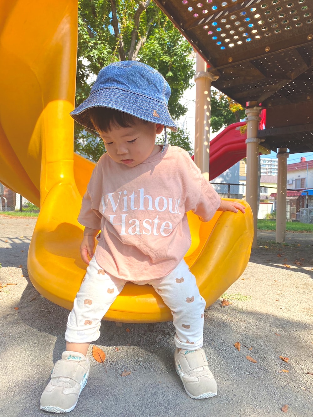 「こどもコーデ、ベビーコーデ、キッズ、スニーカー、1歳、ピンク、キッズファッション、1歳2ヶ月、西松屋、しまむら」｜「西松屋のアイテム（パンツ、ホワイト系）」を使った、itmuuuuuさん（キッズ・80cm）の秋コーディネートの2枚目の写真