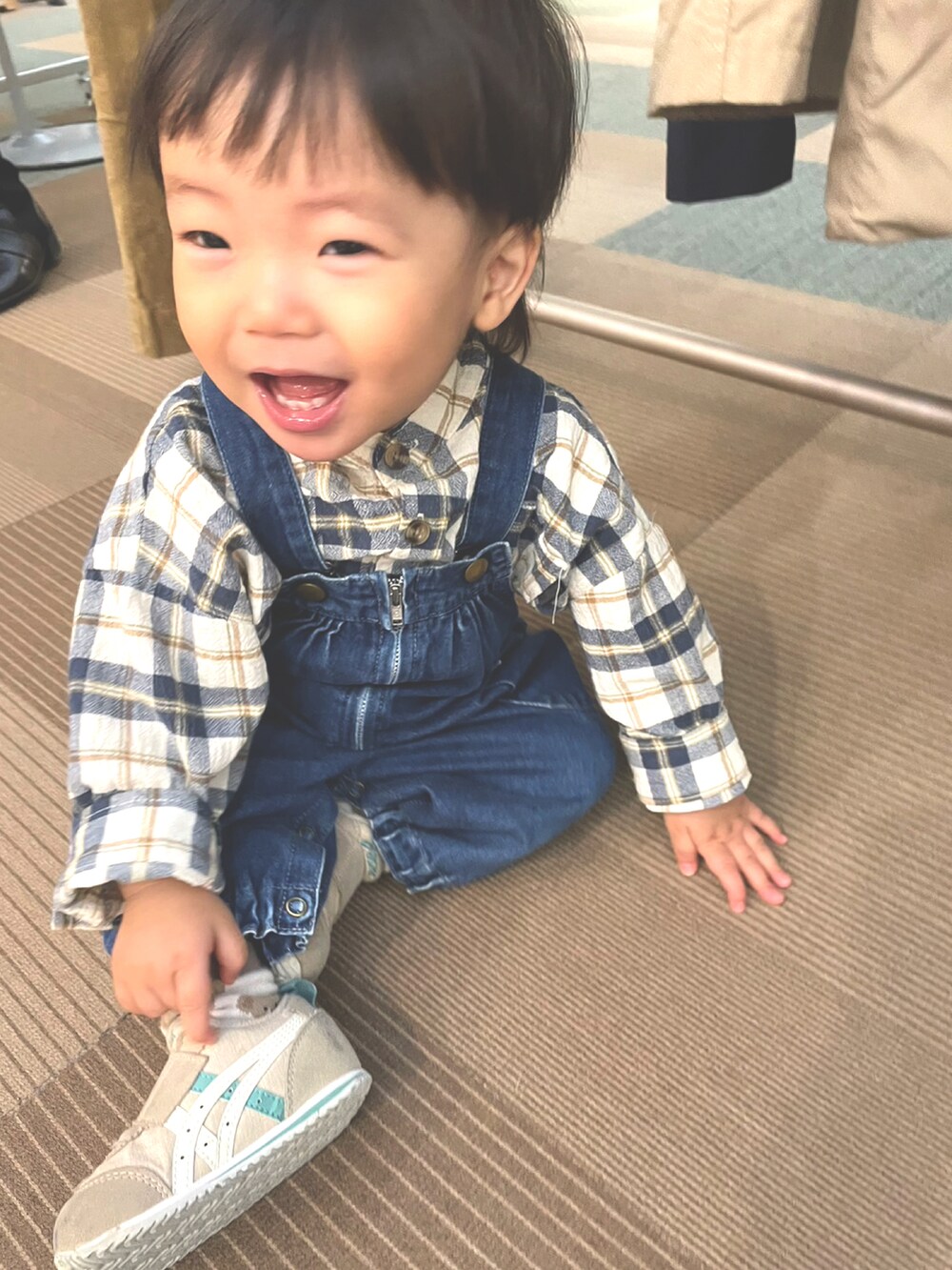 「カジュアルコーデ、キッズファッション、秋服、チェック、男の子コーデ、むすこーで」｜「古着のアイテム（サロペット/オーバーオール、ブルー系）」を使った、itmuuuuuさん（キッズ・80cm）の秋コーディネートの2枚目の写真