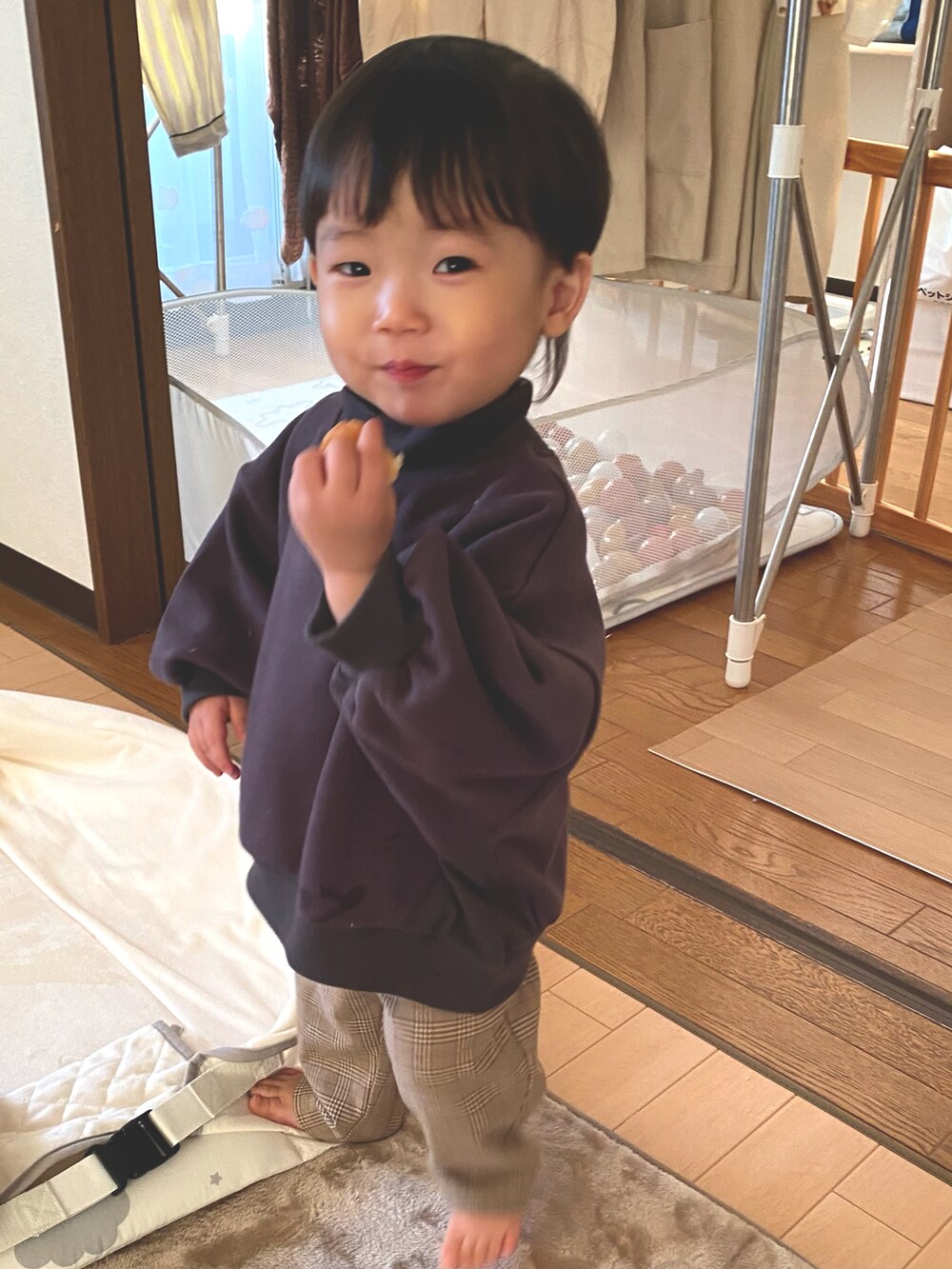 「スウェット、カジュアルコーデ、秋服、リンクコーデ、キッズファッション、パーカー、男の子コーデ、男の子、チェックパンツ、むすこーで、ハイネック、おそろいコーデ、1歳」｜「GUのアイテム（パンツ、ブラウン系）」を使った、itmuuuuuさん（キッズ・80cm）の秋コーディネートの3枚目の写真