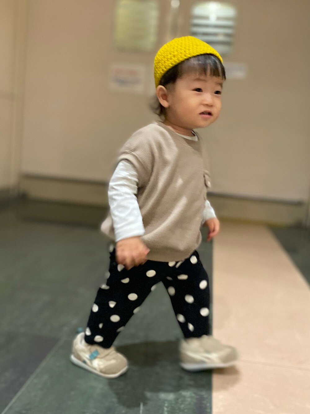 「秋コーデ、キッズファッション、バースデイ、男の子、キッズコーデ、GU、水玉パンツ、1歳2ヶ月、１歳男の子」｜「Birthdayのアイテム（ベスト、ベージュ系）」を使った、itmuuuuuさん（キッズ・80cm）の秋コーディネートの2枚目の写真