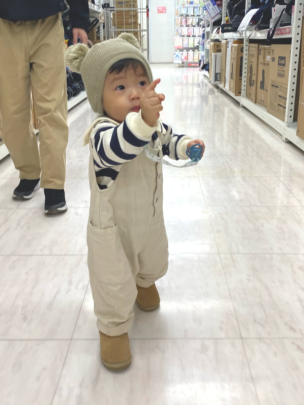 「カジュアルコーデ、キッズファッション、秋服、男の子コーデ、ボーダー、男の子、むすこーで、ボーダートップス、1歳」｜「しまむらのアイテム（サロペット/オーバーオール、ホワイト系）」を使った、itmuuuuuさん（キッズ・80cm）の秋コーディネートの2枚目の写真