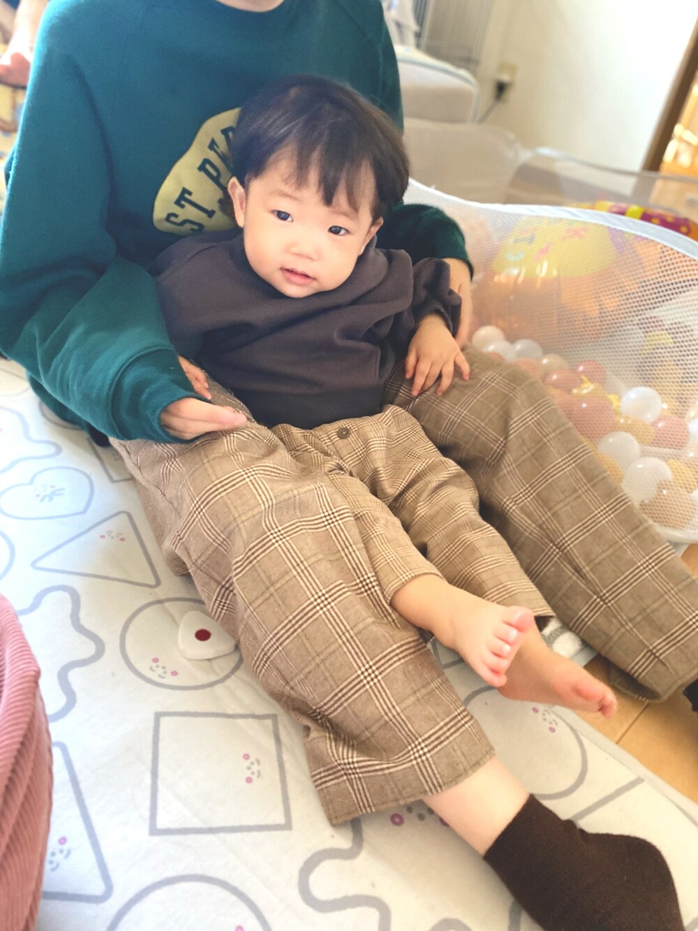 「スウェット、カジュアルコーデ、秋服、リンクコーデ、キッズファッション、パーカー、男の子コーデ、男の子、チェックパンツ、むすこーで、ハイネック、おそろいコーデ、1歳」｜「GUのアイテム（パンツ、ブラウン系）」を使った、itmuuuuuさん（キッズ・80cm）の秋コーディネートの2枚目の写真