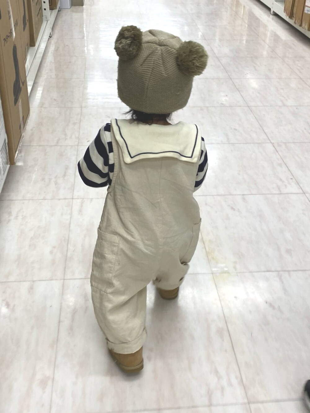 「カジュアルコーデ、キッズファッション、秋服、男の子コーデ、ボーダー、男の子、むすこーで、ボーダートップス、1歳」｜「しまむらのアイテム（サロペット/オーバーオール、ホワイト系）」を使った、itmuuuuuさん（キッズ・80cm）の秋コーディネートの3枚目の写真