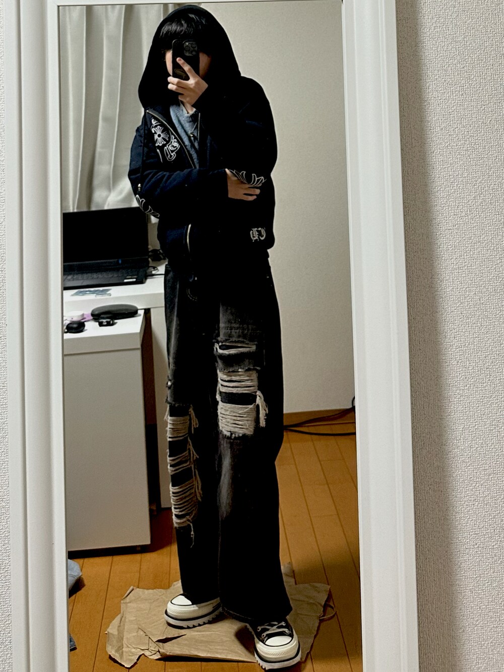 ブラック系のパーカー、ブルー系のニット/セーター、ブラック系のデニムパンツを着用したメンズの冬コーディネートの2枚目の写真