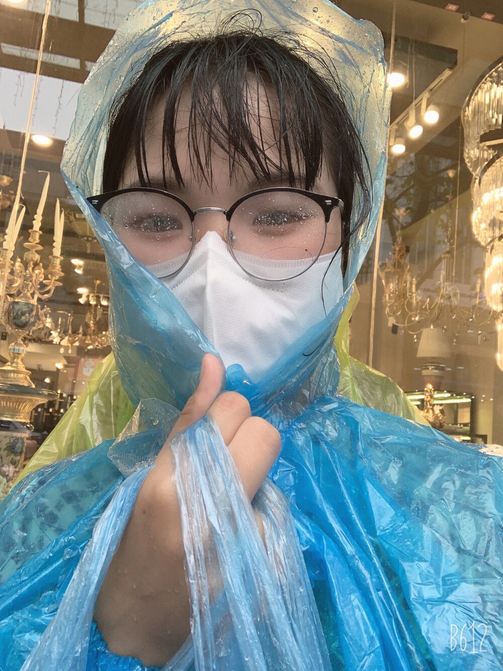 グリーン系のパンツを着用したレディースの秋コーディネートの2枚目の写真