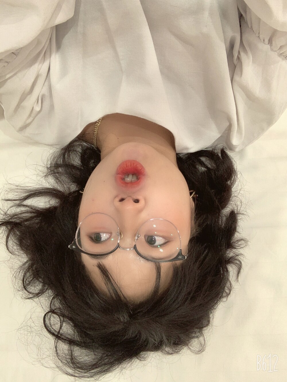 グリーン系のパンツを着用したレディースの秋コーディネートの3枚目の写真