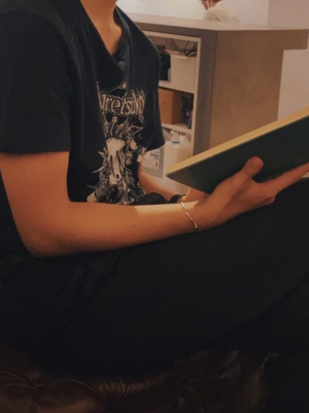 ブラック系のスラックス、ブラック系のTシャツ/カットソー、ブラック系のショルダーバッグを着用したメンズの秋コーディネートの2枚目の写真