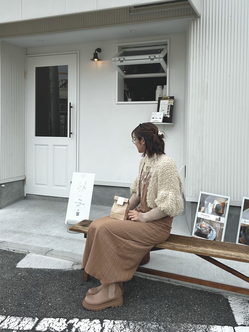 ブラウン系のワンピース、ベージュ系のカーディガン/ボレロ、ベージュ系のシャツ/ブラウスを着用したレディースの冬コーディネートの2枚目の写真