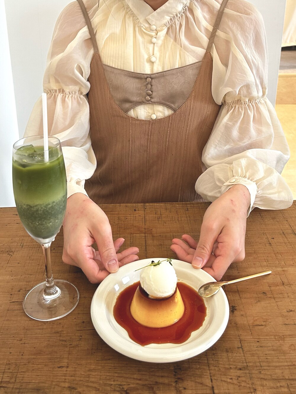 ブラウン系のワンピース、ベージュ系のカーディガン/ボレロ、ベージュ系のシャツ/ブラウスを着用したレディースの冬コーディネートの3枚目の写真