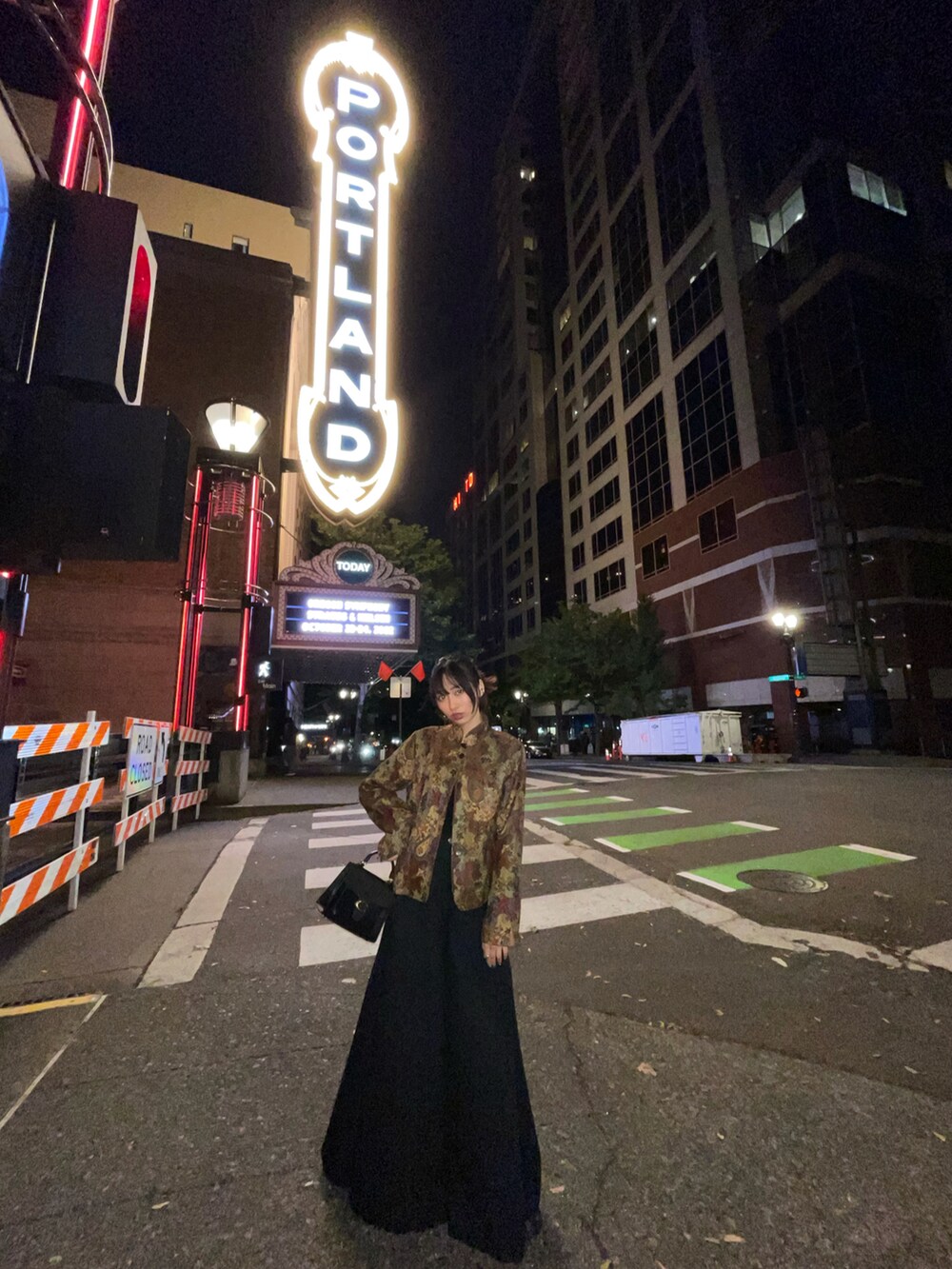 ブラック系のハンドバッグ、ブラック系のパンツ、ベージュ系のテーラードジャケットを着用したレディースの秋コーディネートの3枚目の写真