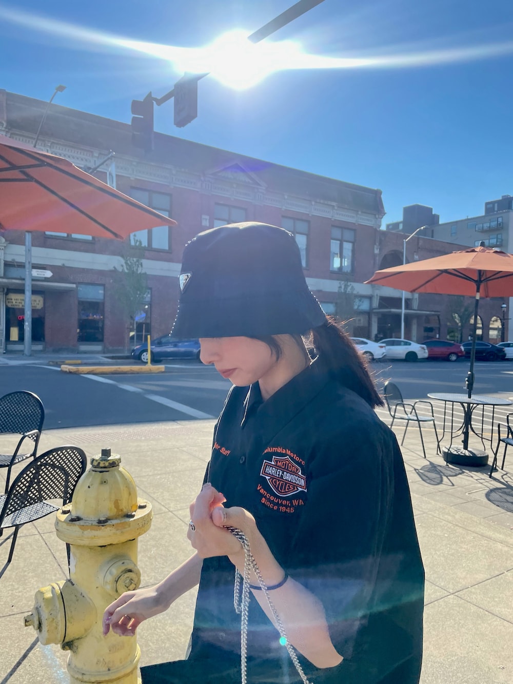 ブラック系のスニーカー、ブラック系のシャツ/ブラウス、ブラック系のカーゴパンツを着用したレディースの秋コーディネートの2枚目の写真