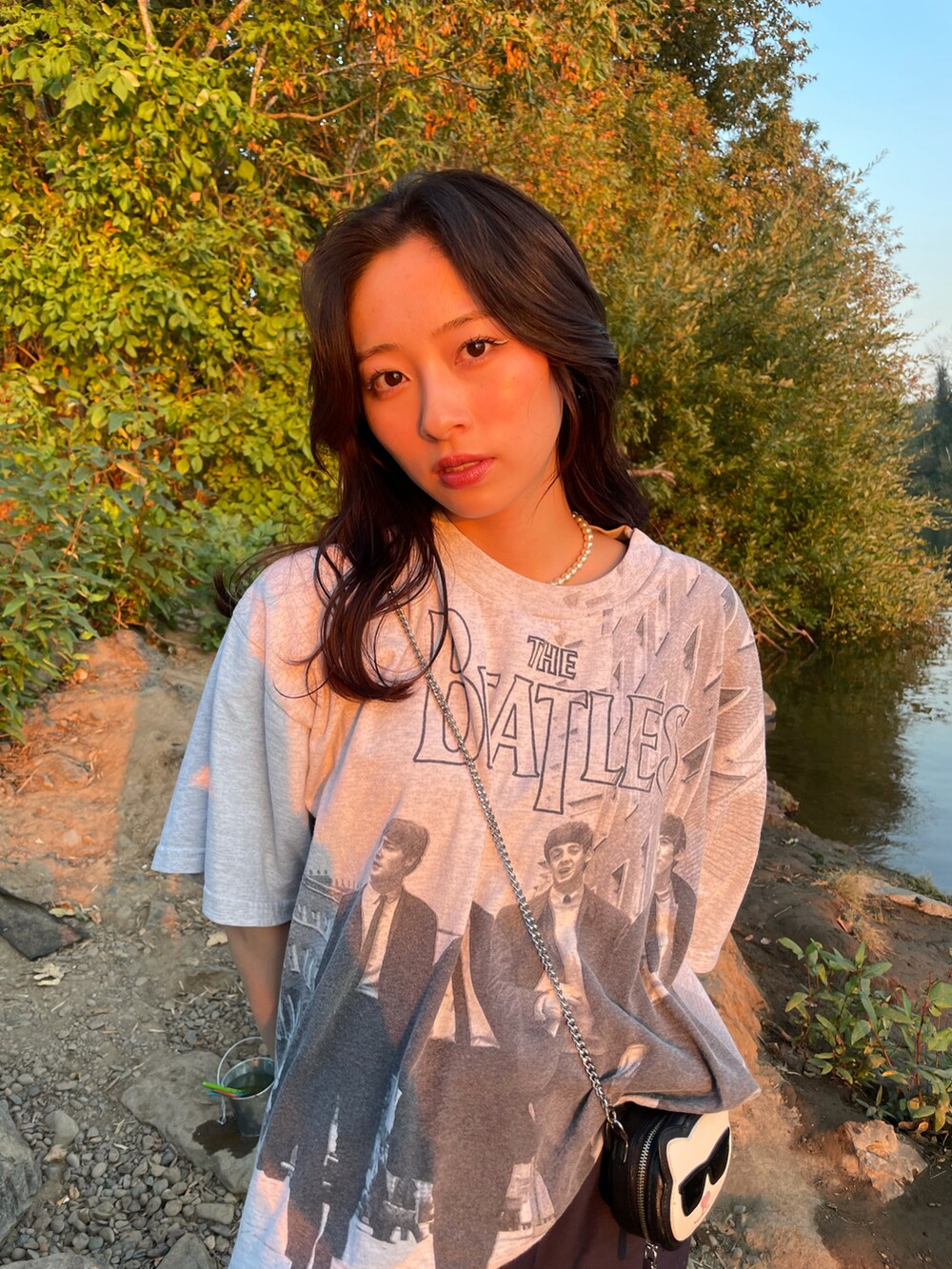 ホワイト系のTシャツ/カットソー、ブラック系のスラックス、ホワイト系のスニーカーを着用したレディースの秋コーディネートの2枚目の写真