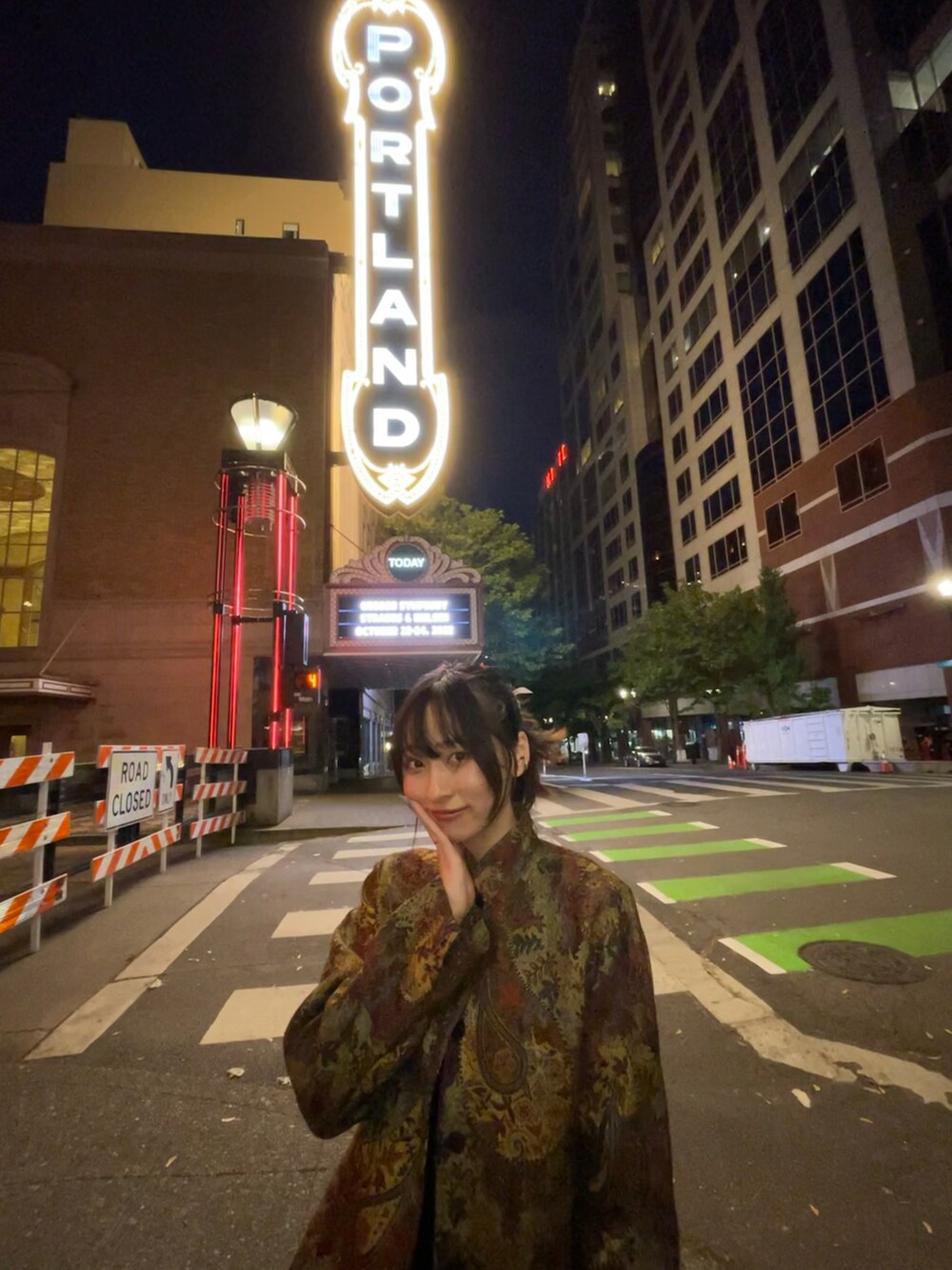 ブラック系のハンドバッグ、ブラック系のパンツ、ベージュ系のテーラードジャケットを着用したレディースの秋コーディネートの4枚目の写真