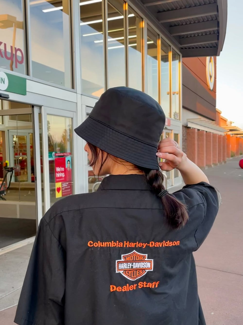 ブラック系のスニーカー、ブラック系のシャツ/ブラウス、ブラック系のカーゴパンツを着用したレディースの秋コーディネートの3枚目の写真