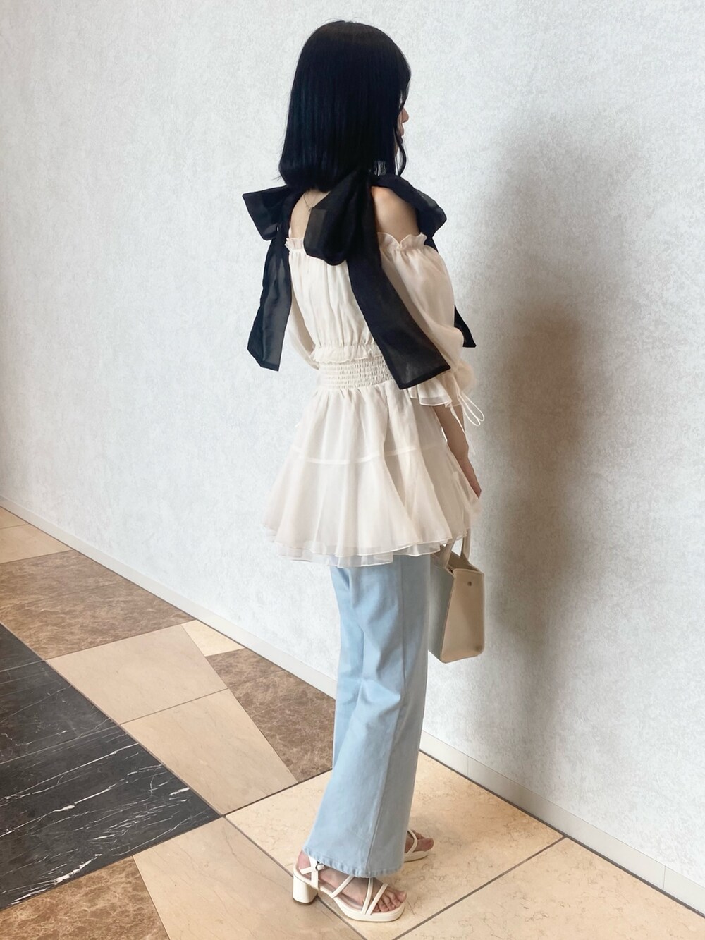 「春コーデ、夏コーデ、ナイスクラップ、骨格ウェーブ、高身長、高身長女子、高身長コーデ、one after another NICE CLAUP、ootd、デニム、デニムパンツ、パンツスタイル、カジュアル、カジュアルコーデ、きれいめカジュアル」｜「one after another NICE CLAUPのリボン取り外しできる/リボンチュールブラウス（シャツ/ブラウス、ホワイト系）」を使った、moeさん（レディース・174cm）の冬コーディネートの3枚目の写真