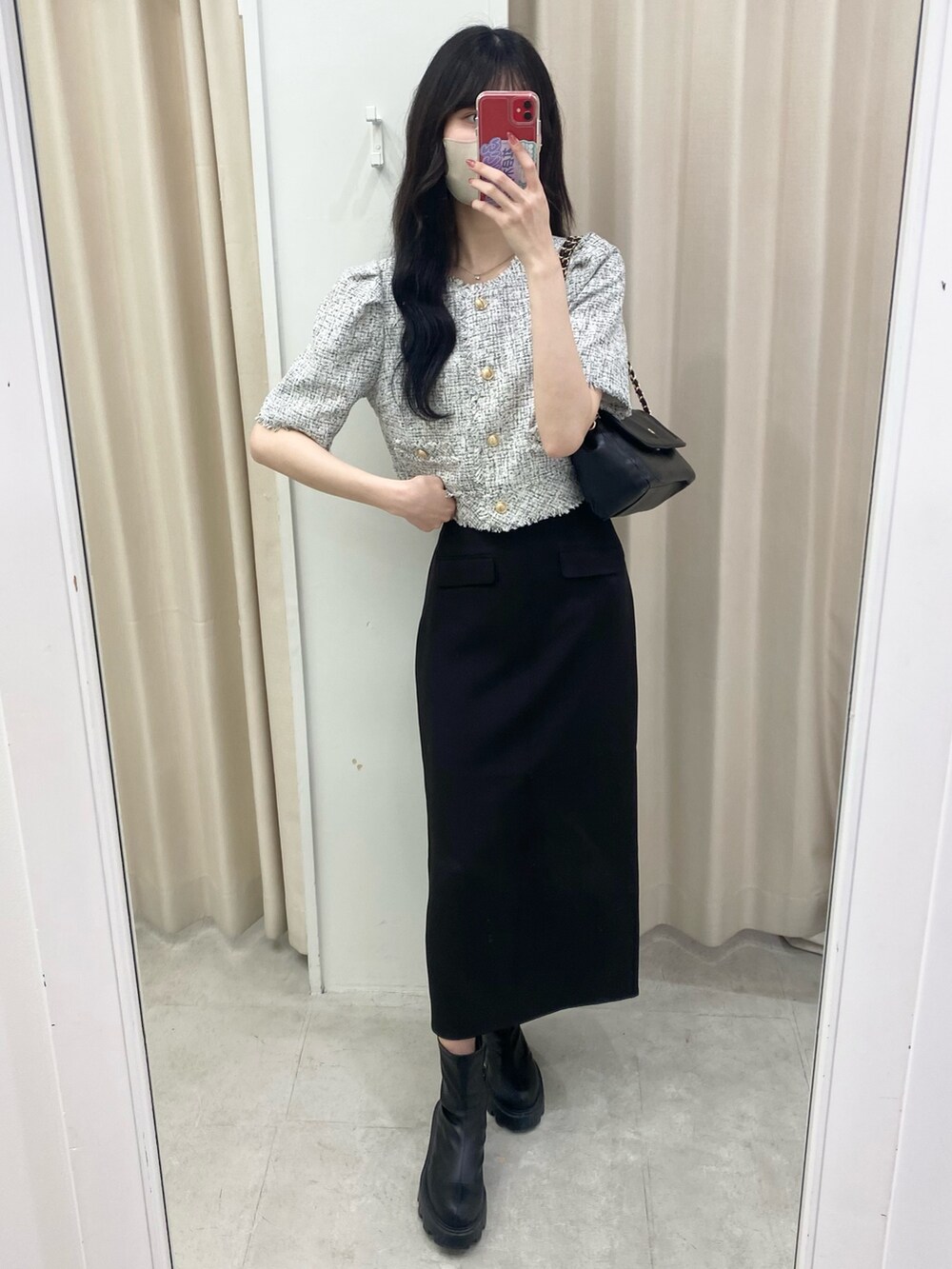 「ナイスクラップ、ootd、one after another NICE CLAUP、骨格ウェーブ、高身長女子、高身長コーデ、モノトーン、モノトーンコーデ、スカート、ブーツ、ブラック、淡色コーデ、テーマパークコーデ、マーメイドスカート、着回しコーデ」｜「one after another NICE CLAUPの【再入荷】ツイードジャケット（ノーカラージャケット、ブラック系）」を使った、moeさん（レディース・174cm）の秋コーディネートの2枚目の写真