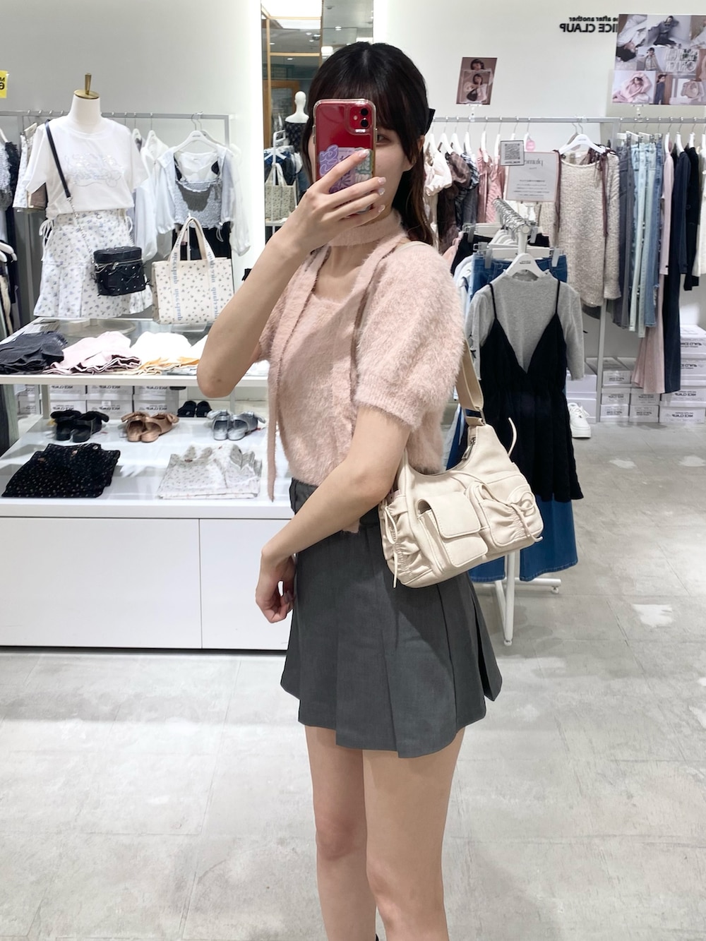 「ナイスクラップ、ピンク、ootd、one after another NICE CLAUP、骨格ウェーブ、高身長、高身長女子、高身長コーデ、お出かけコーデ、オトナ女子、オトナカジュアル、おしゃれさんと繋がりたい、シンプルコーデ、シンプル、スカート」|「one after another NICE CLAUPのチョーカーセットフェザーニット(ニット/セーター、ピンク系)」を使った、moeさん(レディース・174cm)の冬コーディネートの3枚目の写真