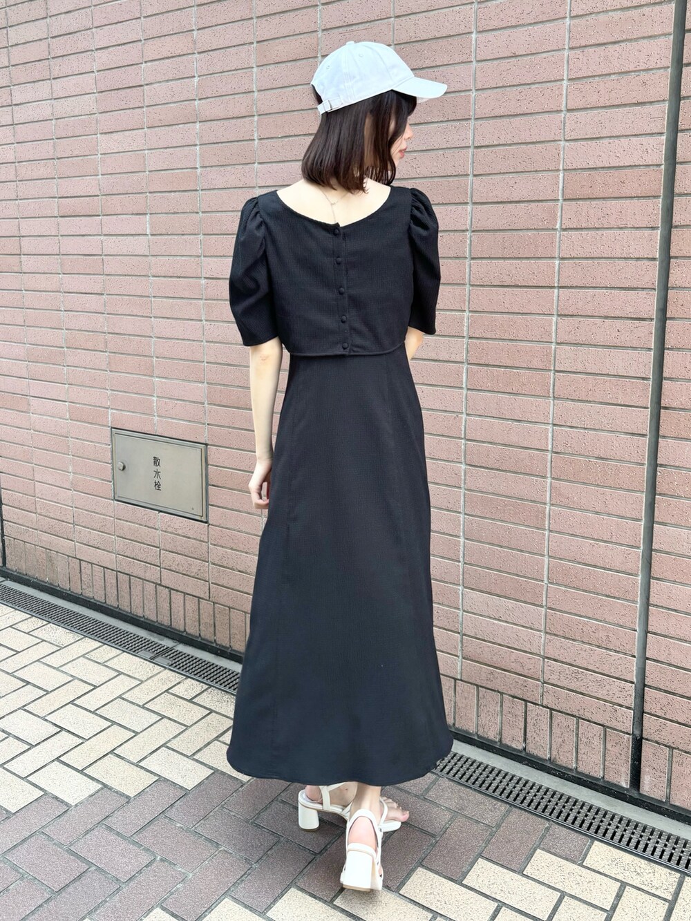 「ナイスクラップ、ブラック、ワンピース、骨格ウェーブ、高身長、高身長女子、高身長コーデ、one after another NICE CLAUP、ootd、最近のいい感じコーデ、モノトーン、モノトーンコーデ、モード、オトナカジュアル、オトナ女子」｜「one after another NICE CLAUPのストーム付きストラップサンダル（サンダル、ホワイト系）」を使った、moeさん（レディース・174cm）の冬コーディネートの2枚目の写真
