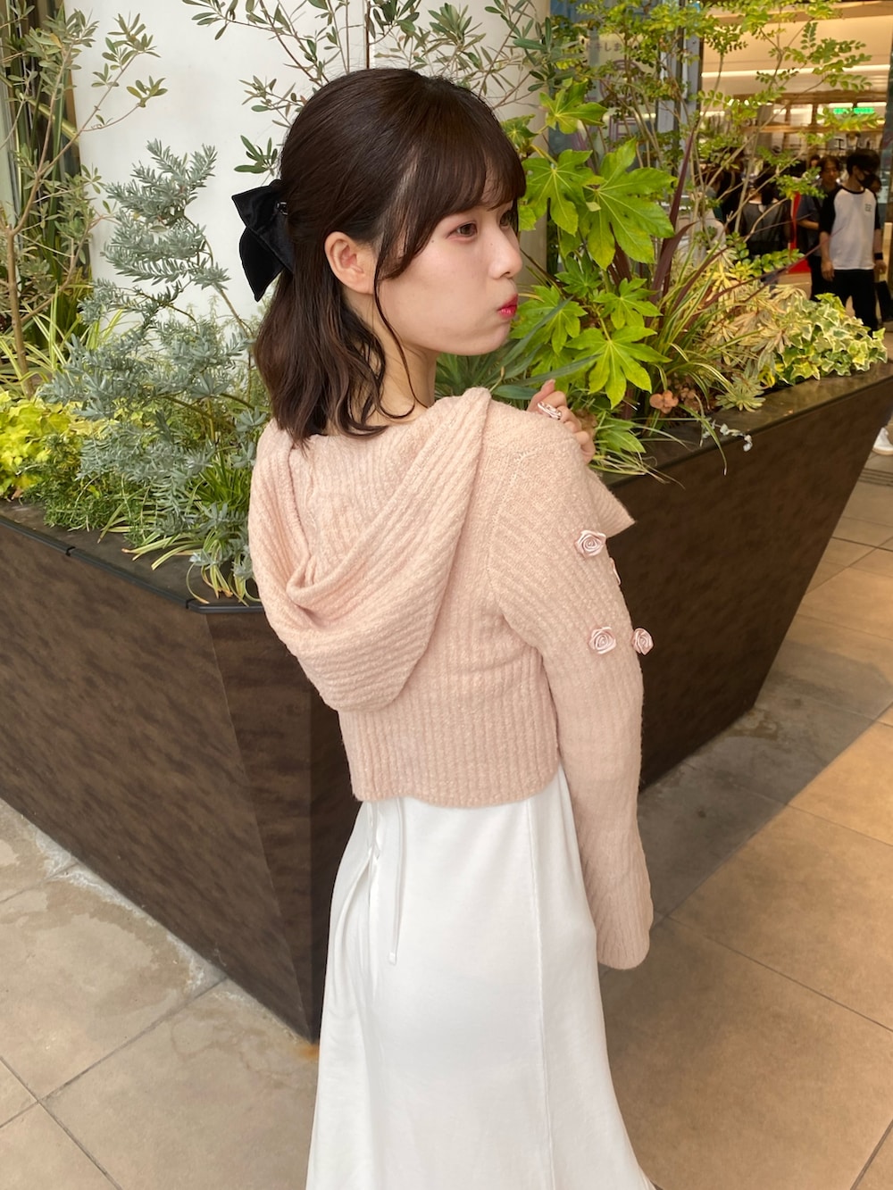 「ナイスクラップ、高身長、骨格ウェーブ、高身長女子、高身長コーデ、ootd、one after another NICE CLAUP、ワンピース、お出かけコーデ、オトナカジュアル、おしゃれさんと繋がりたい、オトナ女子、シンプルコーデ、シンプル、モノトーン」｜「one after another NICE CLAUPのビジューバックル付きストレッチショートブーツ（ブーツ、ホワイト系）」を使った、moeさん（レディース・174cm）の冬コーディネートの4枚目の写真