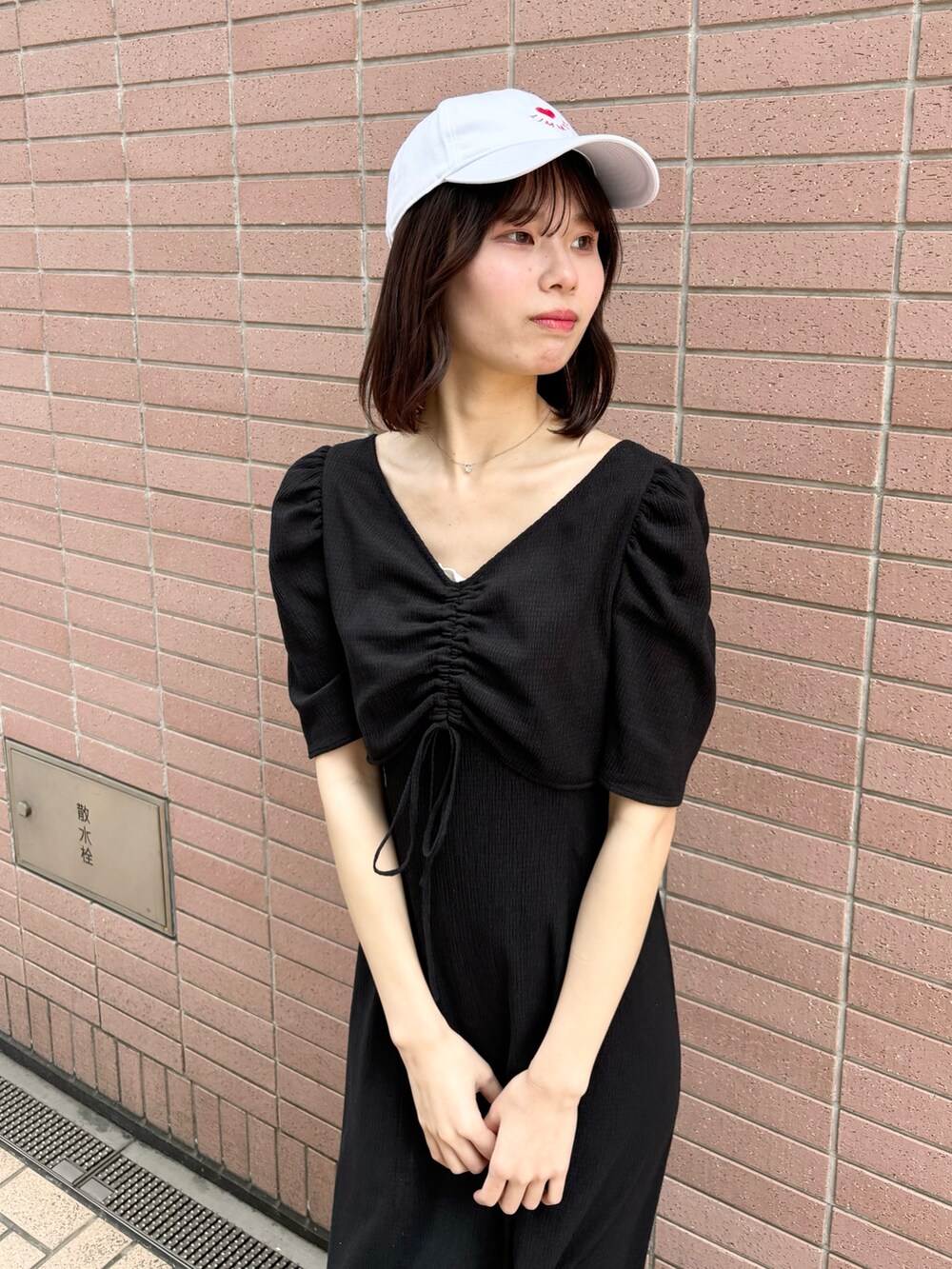 「ナイスクラップ、ブラック、ワンピース、骨格ウェーブ、高身長、高身長女子、高身長コーデ、one after another NICE CLAUP、ootd、最近のいい感じコーデ、モノトーン、モノトーンコーデ、モード、オトナカジュアル、オトナ女子」｜「one after another NICE CLAUPのストーム付きストラップサンダル（サンダル、ホワイト系）」を使った、moeさん（レディース・174cm）の冬コーディネートの4枚目の写真