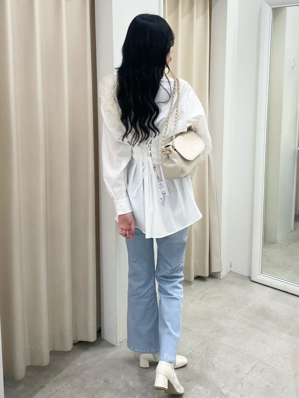 「ナイスクラップ、ootd、one after another NICE CLAUP、骨格ウェーブ、高身長女子、高身長コーデ、レイヤードスタイル、お出かけコーデ、プチプラ、デニム、パンツスタイル、楽チンコーデ、ラフコーデ、トレンド、初秋コーデ」|「one after another NICE CLAUPのシアーショートブーツ(ブーツ、ホワイト系)」を使った、moeさん(レディース・174cm)の夏コーディネートの2枚目の写真