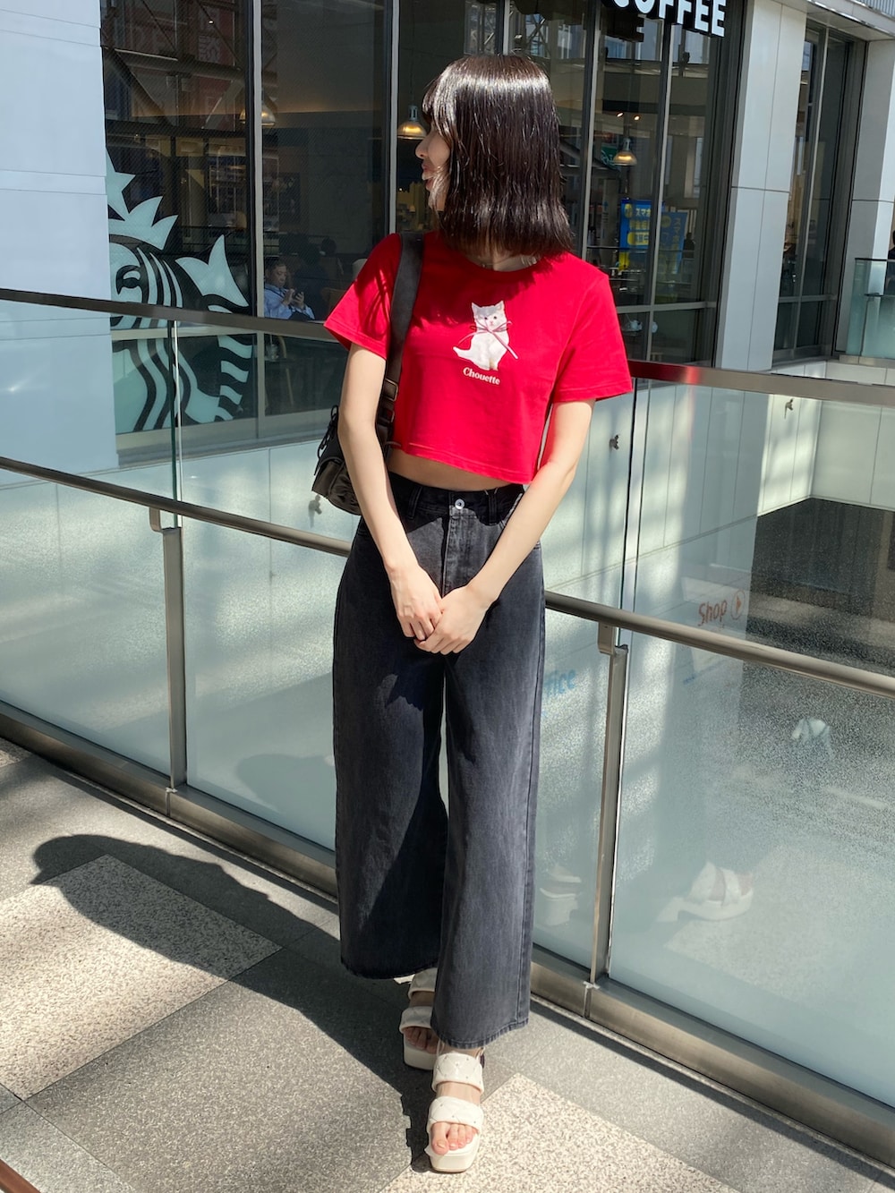 「ナイスクラップ、骨格ウェーブ、高身長、高身長女子、高身長コーデ、ootd、one after another NICE CLAUP、デニム、カジュアル、カジュアルコーデ、カラーコーデ、オトナカジュアル、オトナカワイイ、着回しコーデ、シンプルコーデ」｜「one after another NICE CLAUPのアソートTee（Tシャツ/カットソー、ホワイト系）」を使った、moeさん（レディース・174cm）の冬コーディネートの2枚目の写真