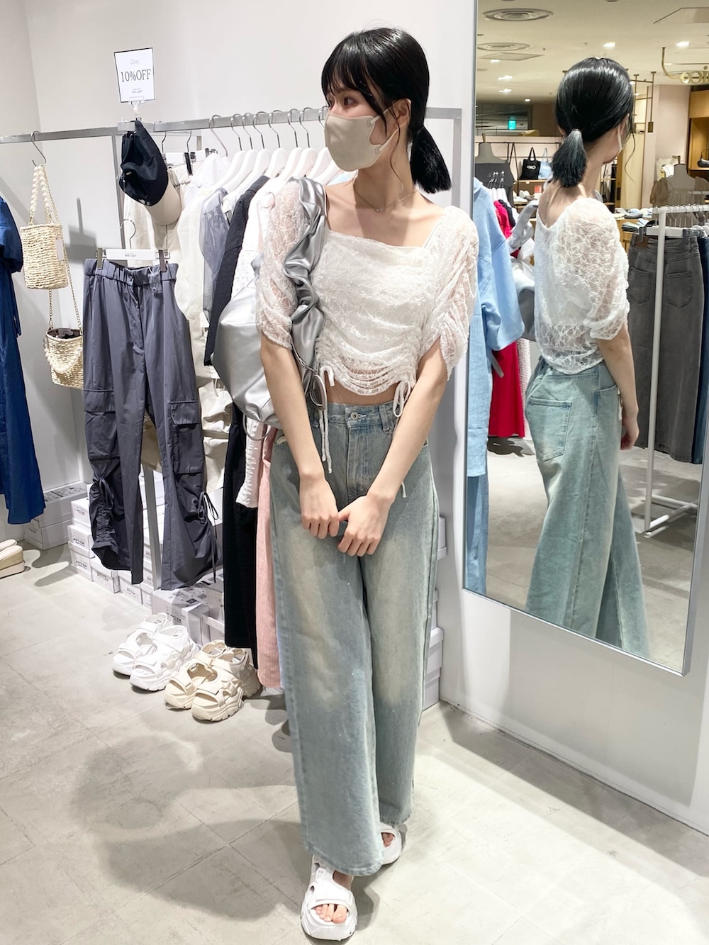 「ナイスクラップ、デニム、デニムパンツ、パンツスタイル、骨格ウェーブ、高身長、高身長女子、高身長コーデ、one after another NICE CLAUP、ootd、カジュアル、カジュアルコーデ、おしゃれさんと繋がりたい、お出かけコーデ、オトナカジュアル」｜「one after another NICE CLAUPのハートミラーチャーム付きドロストバッグ（トートバッグ、シルバー系）」を使った、moeさん（レディース・174cm）の冬コーディネートの3枚目の写真