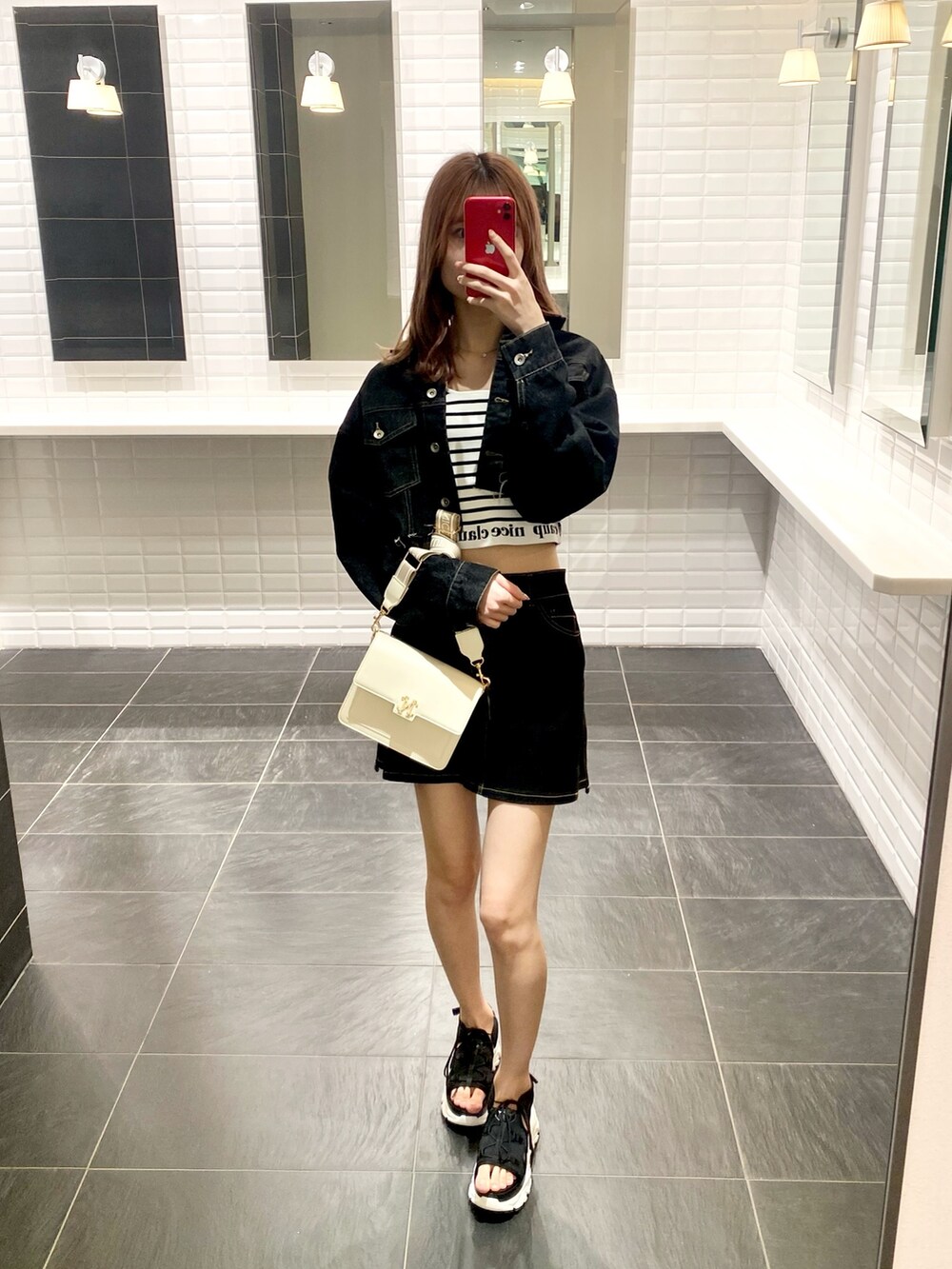 「デニム、ナイスクラップ、one after another NICE CLAUP、ootd、骨格ウェーブ、高身長女子、高身長コーデ、セットアップ、カジュアル、モノトーン、シンプルコーデ、プチプラ、ブラック、夏、ラフ」｜「one after another NICE CLAUPのショートデニムジャケット/Gジャン/セットアップあり（デニムジャケット、ブラック系）」を使った、moeさん（レディース・172cm）の夏コーディネートの3枚目の写真