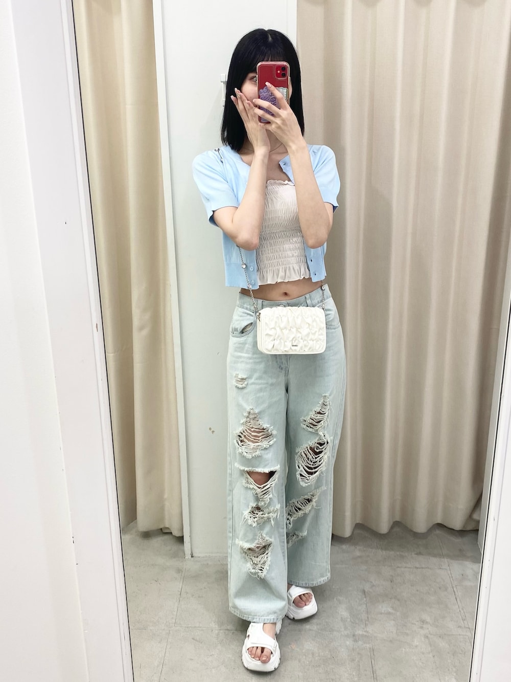「ナイスクラップ、骨格ウェーブ、高身長、高身長女子、高身長コーデ、ootd、one after another NICE CLAUP、最近のいい感じコーデ、デニム、デニムパンツ、パンツスタイル、オトナカジュアル、お出かけコーデ、おしゃれさんと繋がりたい、オトナ女子」｜「one after another NICE CLAUPのワンポイントロゴ/サマーニットカーディガン（カーディガン/ボレロ、ブルー系）」を使った、moeさん（レディース・174cm）の冬コーディネートの4枚目の写真