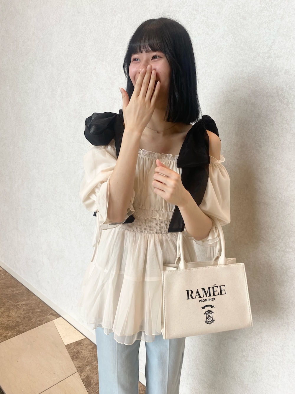 「春コーデ、夏コーデ、ナイスクラップ、骨格ウェーブ、高身長、高身長女子、高身長コーデ、one after another NICE CLAUP、ootd、デニム、デニムパンツ、パンツスタイル、カジュアル、カジュアルコーデ、きれいめカジュアル」｜「one after another NICE CLAUPのリボン取り外しできる/リボンチュールブラウス（シャツ/ブラウス、ホワイト系）」を使った、moeさん（レディース・174cm）の冬コーディネートの5枚目の写真