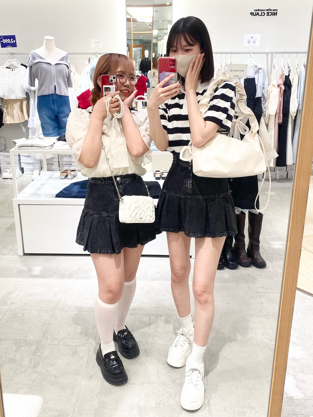 「最近のいい感じコーデ、シミラールック、双子コーデ、デニム、ディズニーコーデ、ナイスクラップ、骨格ウェーブ、高身長、骨格ストレート、高身長女子、高身長コーデ、オトナカジュアル、秋冬コーデ、オトナカワイイ、着回しコーデ」｜「one after another NICE CLAUPの刺しゅうポロシャツ（ポロシャツ、ホワイト系）」を使った、moeさん（レディース・174cm）の冬コーディネートの5枚目の写真