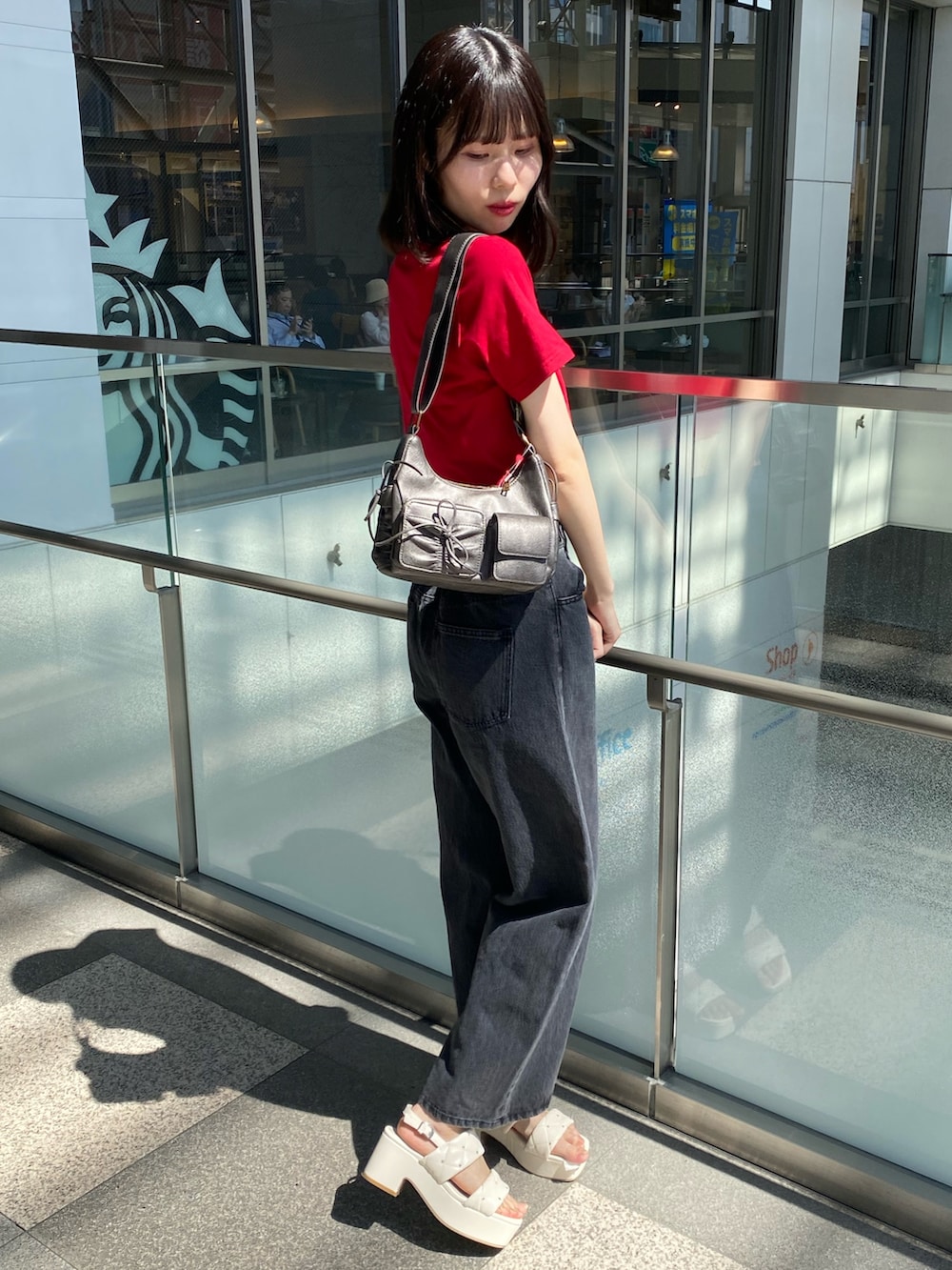 「ナイスクラップ、骨格ウェーブ、高身長、高身長女子、高身長コーデ、ootd、one after another NICE CLAUP、デニム、カジュアル、カジュアルコーデ、カラーコーデ、オトナカジュアル、オトナカワイイ、着回しコーデ、シンプルコーデ」｜「one after another NICE CLAUPのアソートTee（Tシャツ/カットソー、ホワイト系）」を使った、moeさん（レディース・174cm）の冬コーディネートの4枚目の写真