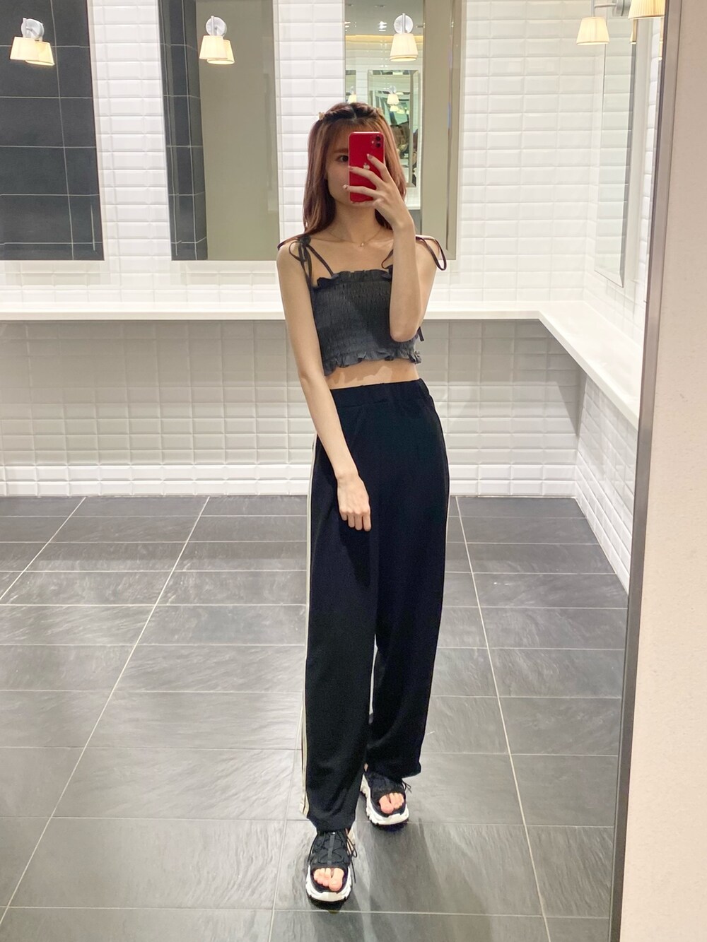 「ナイスクラップ、ootd、one after another NICE CLAUP、高身長女子、骨格ウェーブ、高身長コーデ、休日スタイル、シンプルコーデ、モノトーン、プチプラ、カジュアル、パンツスタイル、今日のコーデ、夏、カジュアルコーデ」｜「one after another NICE CLAUPのシャーリングビスチェ【別カラー/デニムは0132040110で検索】（キャミソール、グレー系）」を使った、moeさん（レディース・172cm）の夏コーディネートの3枚目の写真