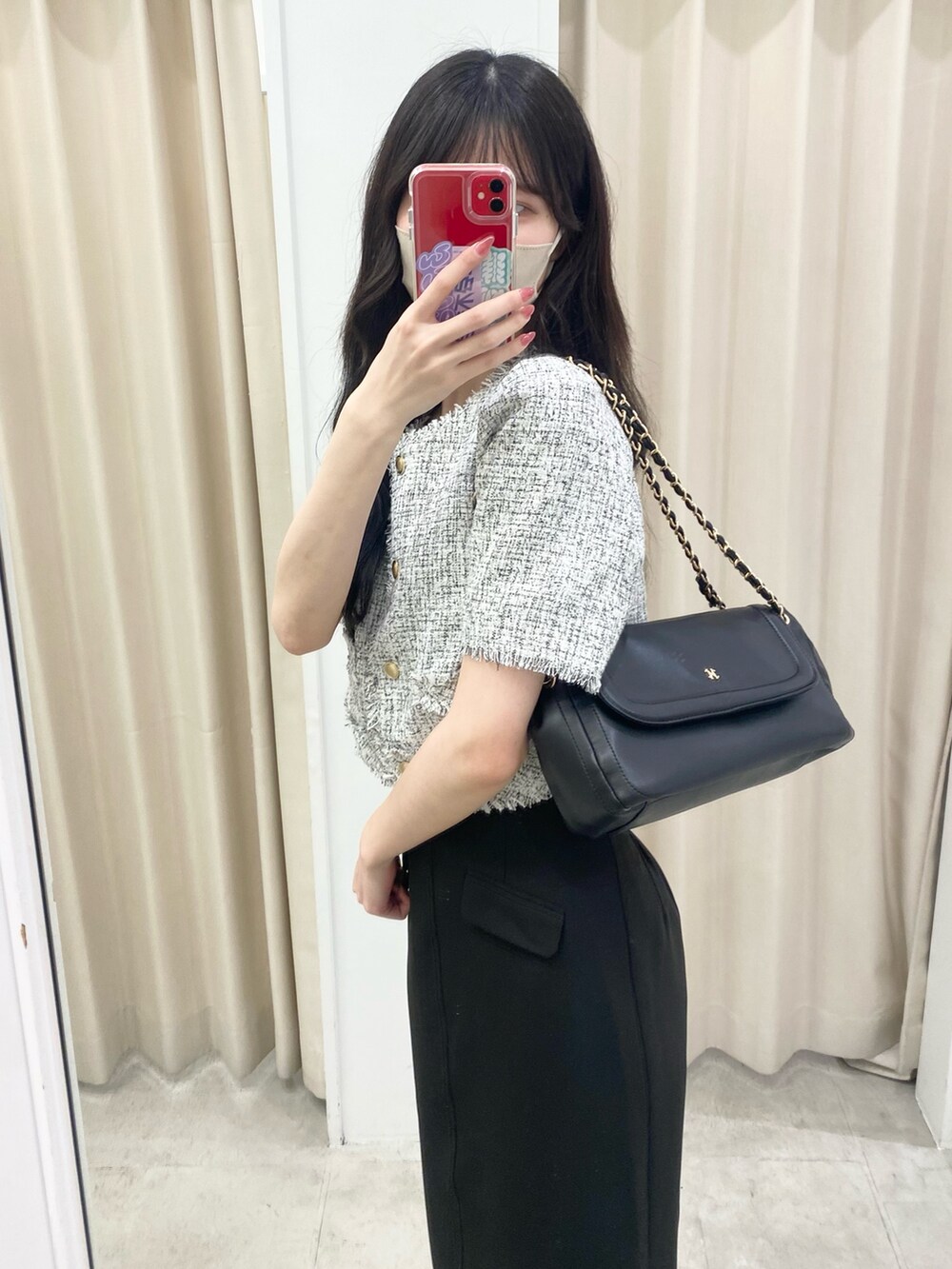「ナイスクラップ、ootd、one after another NICE CLAUP、骨格ウェーブ、高身長女子、高身長コーデ、モノトーン、モノトーンコーデ、スカート、ブーツ、ブラック、淡色コーデ、テーマパークコーデ、マーメイドスカート、着回しコーデ」｜「one after another NICE CLAUPの【再入荷】ツイードジャケット（ノーカラージャケット、ブラック系）」を使った、moeさん（レディース・174cm）の秋コーディネートの3枚目の写真