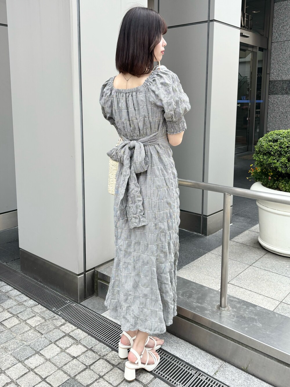 「ワンピース、ナイスクラップ、骨格ウェーブ、高身長女子、高身長コーデ、高身長、one after another NICE CLAUP、ootd、キレイめ、きれいめカジュアル、お出かけコーデ、オトナカジュアル、おしゃれさんと繋がりたい、オトナ女子、着回しコーデ」｜「one after another NICE CLAUPのバックリボンワンピース/WEB限定アイテム/リバイバル（ワンピース、ブラック系）」を使った、moeさん（レディース・174cm）の冬コーディネートの3枚目の写真