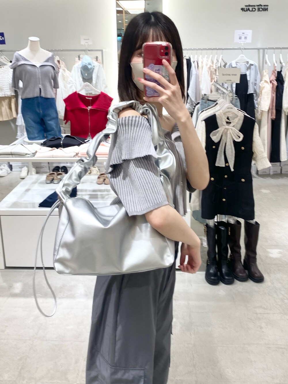 「ナイスクラップ、高身長、骨格ウェーブ、高身長女子、高身長コーデ、one after another NICE CLAUP、fashion、ootd、最近のいい感じコーデ、カジュアル、カジュアルコーデ、きれいめカジュアル、お出かけコーデ、おしゃれさんと繋がりたい、オトナ女子」|「one after another NICE CLAUPのダブルジップラインニット(ニット/セーター、グレー系)」を使った、moeさん(レディース・174cm)の冬コーディネートの4枚目の写真
