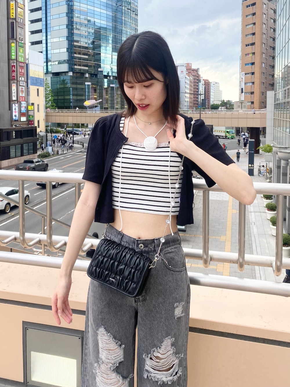 「ナイスクラップ、骨格ウェーブ、高身長、高身長女子、高身長コーデ、ootd、one after another NICE CLAUP、モノトーン、モノトーンコーデ、カジュアル、カジュアルコーデ、お出かけコーデ、オトナカジュアル、おしゃれさんと繋がりたい、韓国ファッション」｜「one after another NICE CLAUPのビジューストラップ/ミニショルダーバッグ（ショルダーバッグ、ブラック系）」を使った、moeさん（レディース・174cm）の冬コーディネートの8枚目の写真